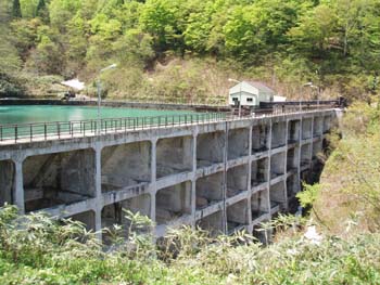 真川調整池ダム　（富山市本宮）